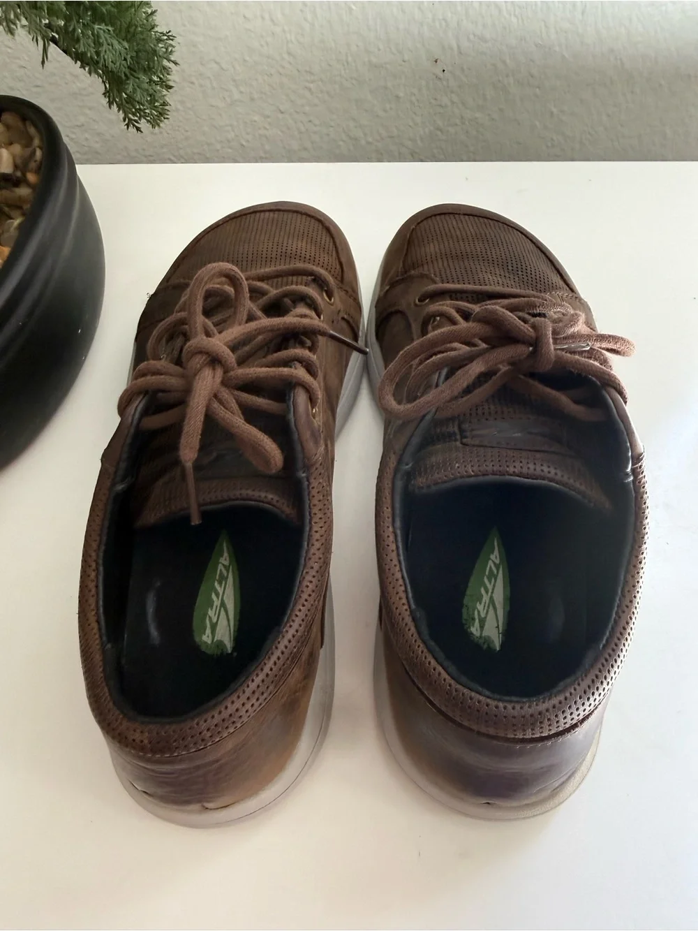 Altra cayd 990 men size 7 Brown Low-Top Perforated Leather Sneakers